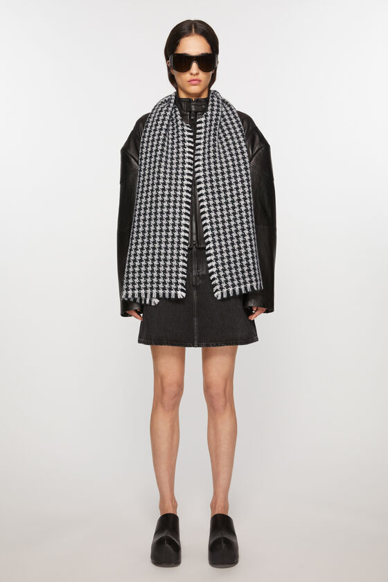 (image for) Acclaimed Houndstooth scarf